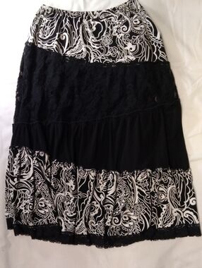 Susan Lawrence Black and White Asymmetrical Patterned Tiered Skirt S